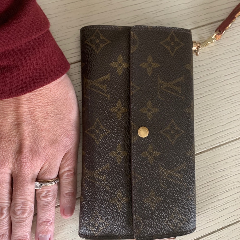 LV wallet made in a wrist